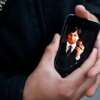Fred Velez of San Francisco holds an Apple iPhone displaying an early picture of Steve Jobs, outside an Apple store in San Francisco. (AP Photo/Darryl Bush)