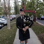 Richard Charette plays the bagpipes in honour of Steve Jobs outside Apple HQ in Cupertino, California. (AP Photo/Marcio Jose Sanchez) 