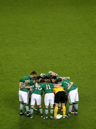 Thge Irish players huddle up before the kick-off.