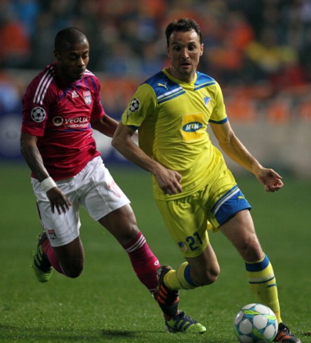 Apoel's Gustavo Manduca (R) challenges L