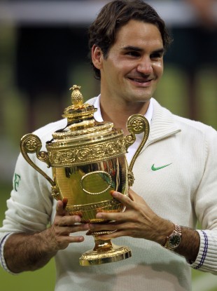 Roger Federer with Wimbledon title number seven.