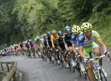 An orderly queue forms as the main group climbs Col des Ares on Stage 17.