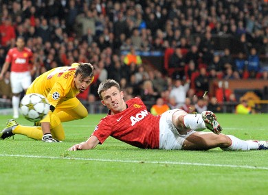 Manchester United's Michael Carrick goes round Galatasary goalkeeper Nestor Fernando Muslera and scores their first goal of the game.