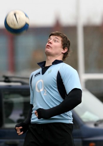 Brian O'Driscoll plays with a soccer ball 30/3/2007