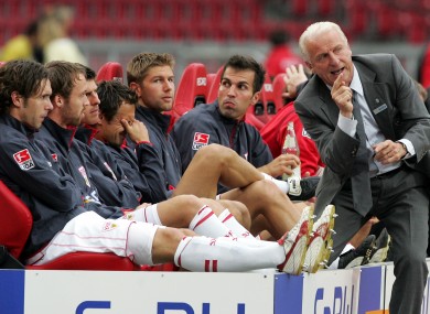 Trapattoni speaks to Markus Babbel and Thomas Hitzlsperger at Stuttgart.